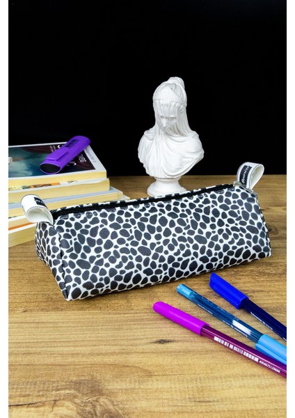 Kalem Kutusu Inek Minik Benek Beyaz-Siyah Üçgen Tasarım Vegan Deri (Kalemlik ve Makyaj Çantası)