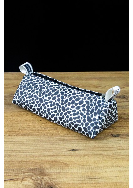 Kalem Kutusu Inek Minik Benek Beyaz-Siyah Üçgen Tasarım Vegan Deri (Kalemlik ve Makyaj Çantası) fiyatları