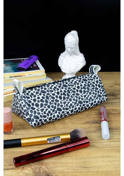 Kalem Kutusu Inek Minik Benek Beyaz-Siyah Üçgen Tasarım Vegan Deri (Kalemlik ve Makyaj Çantası) modelleri