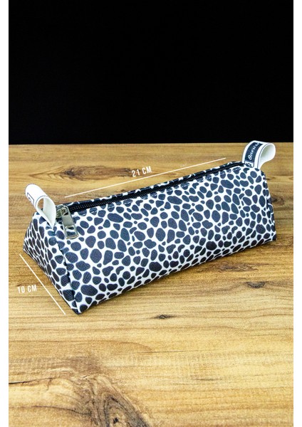 Kalem Kutusu Inek Minik Benek Beyaz-Siyah Üçgen Tasarım Vegan Deri (Kalemlik ve Makyaj Çantası) fırsatları