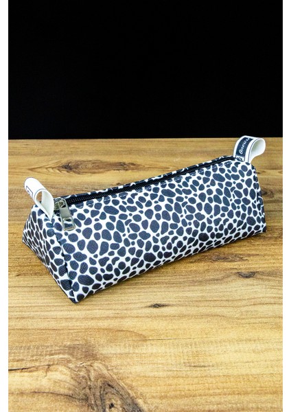 Kalem Kutusu Inek Minik Benek Beyaz-Siyah Üçgen Tasarım Vegan Deri (Kalemlik ve Makyaj Çantası) indirimleri