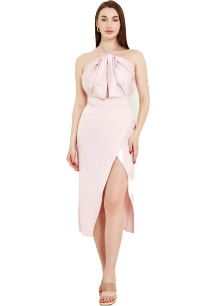 Boyundan Zincir Bağlamalı Yırtmaçlı Midi Boy Elbise