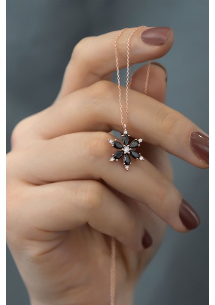 925 Ayar Gümüş Siyah Taşlı Kamelya Çiçeği Kadın Kolye