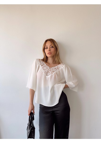 Kadın Beyaz Flare Kol, V Yaka, Dantel/güpür Desen, Geniş Kesim Kalıp/kesim, Dokuma Kumaş, Ön ve Arkası Dantel Detay Uzun Bluz