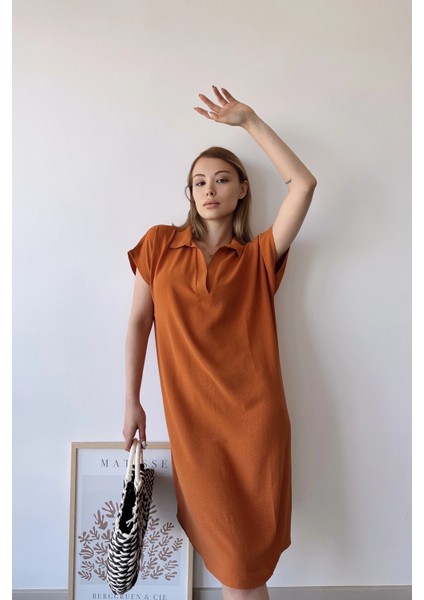 Kadın Kiremit Kısa Kol, Polo Yaka, Dokulu Desen, Basic Kalıp/kesim, Aerobin Rahat Midi Elbise fiyatları