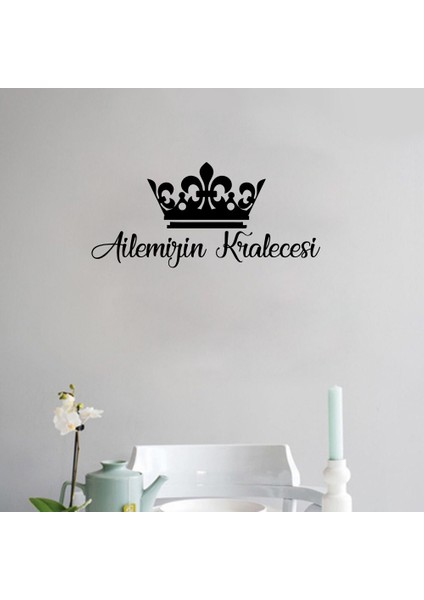 Taç ve Ailemizin Kraliçesi Yazısı Duvar Stickerı 60 x 27 cm Siyah