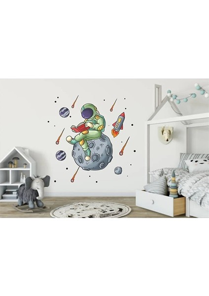 Kitap Okuyan Astranot Çocuk Odası Duvar Sticker fiyatları