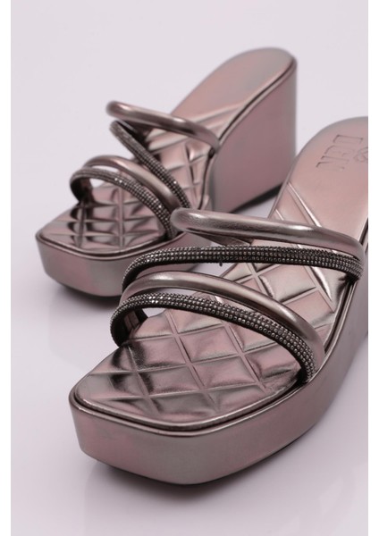 830 Kadin Dolgu Taban Silver Taşli Terlik fırsatları