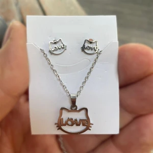 Herşey Nota Silver Hello Kitty Face Love Kolye ve Küpe Seti
