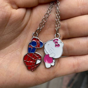 Herşey Nota Hello Kitty ve Spider-Man Çift Kolye