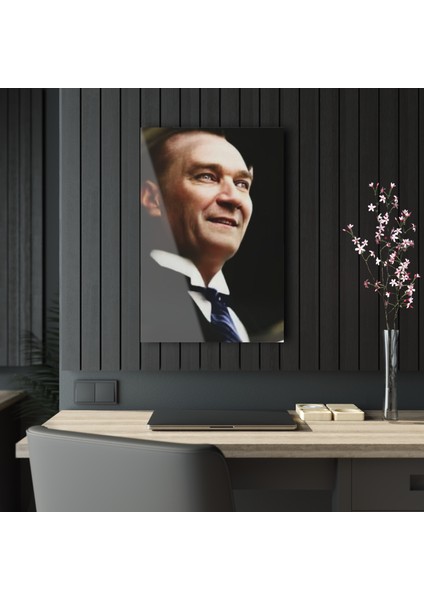 Gülümseyen Atatürk Cam Tablo Duvar Dekoru
