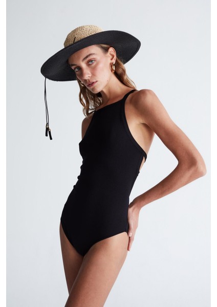 Styleboom X Peraluna GRETA BODY Halter Yaka Arkası Çapraz Alttan Çıtçıtlı Kadın Triko Body - Siyah