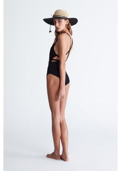 Styleboom X Peraluna GRETA BODY Halter Yaka Arkası Çapraz Alttan Çıtçıtlı Kadın Triko Body - Siyah