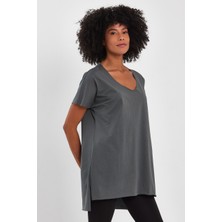 Amazing Crash Kadın V Yaka Yırtmaçlı Oversize Basic Tişört