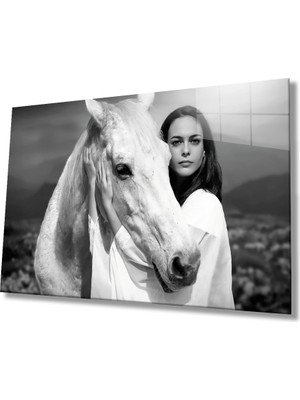 Eliza Home  Siyah Beyaz Insan Fotoğrafları Kadın ve Atand Horse