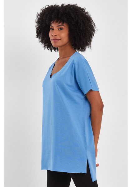 Kadın V Yaka Yırtmaçlı Oversize Basic Tişört