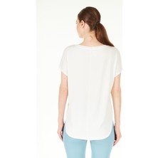 Chandraswear Beyaz Yırtmaç Detaylı Rahat Kalıp Modal T-Shirt - Dora