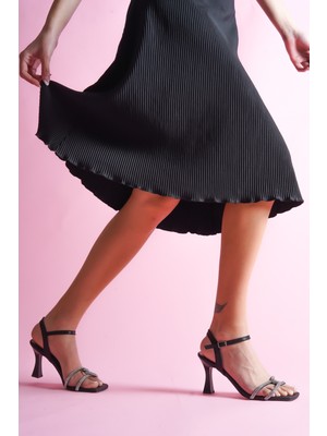 Divolya Zizi Siyah Simli Önü Ince Taş Geçmeli Günlük Kullanım Topuklu Ayakkabı