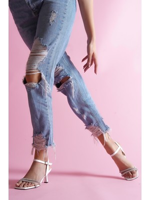 Divolya Aidan Beyaz Önü Taş Detaylı Günlük Kullanım Topuklu Ayakkabı