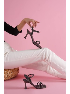 Divolya Zizi Platin Önü Ince Taş Geçmeli Günlük Kullanım Topuklu Ayakkabı