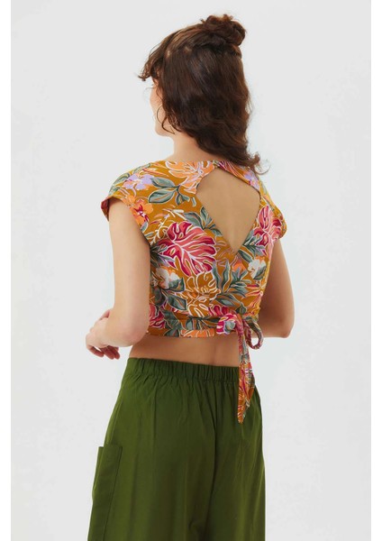 Desenli Sırt Detaylı Bağlamalı Crop Bluz fırsatları