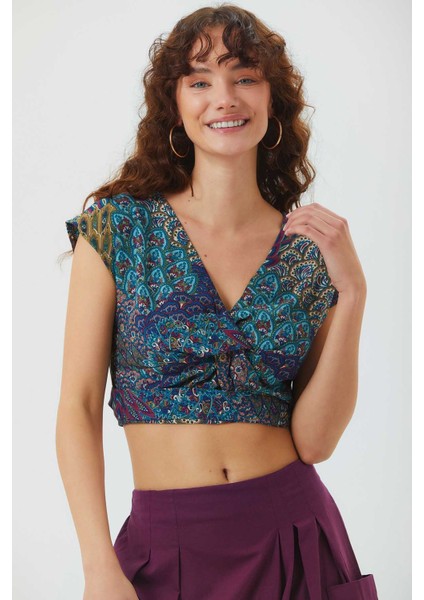 Desenli Sırt Detaylı Bağlamalı Crop Bluz