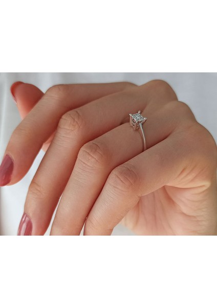 0,40 Karat Tektaş Görünümlü Pırlanta Yüzük 0417R0284 fırsatları