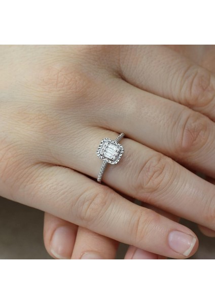 0.18 Ct Kalemli Tasarım Baget Kare Tektaş Yüzük