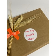 Butik Sosyetik Herşey Seninle Güzel Kırmızı Yazılı Yuvarlak Yapışkanlı Etiket 4 x 4 cm 120 Adet