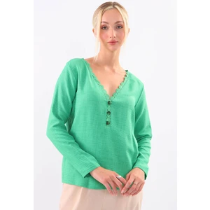 Yakası Güpürlü Önü Düğmeli Bluz