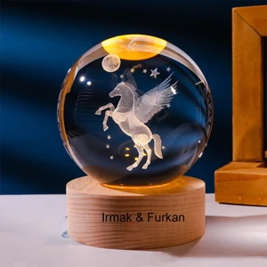 Işıklı Ahşap Kaideli Şahlanan At Cam Küre 8cm*6cm