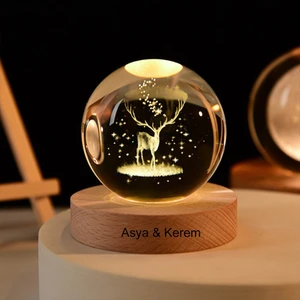 Renk Değiştiren Işıklı Ahşap Kaideli Geyik Cam Küre 8cm*6cm