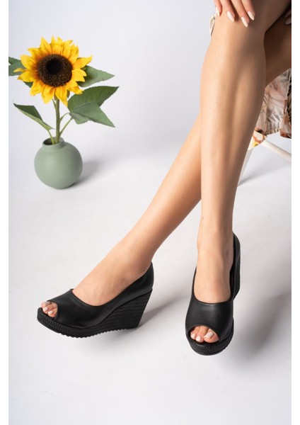 Dolgu Taban Önü Açık Siyah Cilt Kadın Ayakkabı