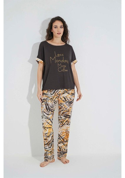 Desenli Kısa Kollu "less Mondey More Coffee" Pijama Takımı