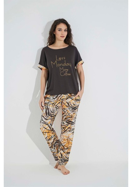 Desenli Kısa Kollu "less Mondey More Coffee" Pijama Takımı fiyatları