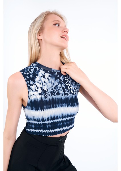 Kadın Lacivert Batik Desenli Crop Kolsuz Atlet