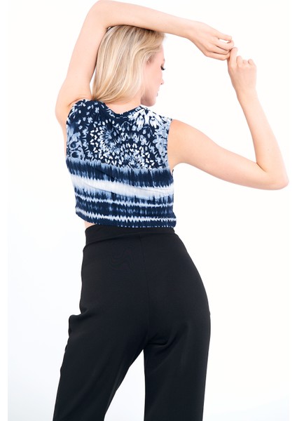 Kadın Lacivert Batik Desenli Crop Kolsuz Atlet fırsatları