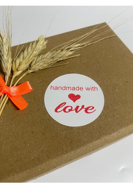 Handmade With Love Ortası Kalpli Kırmızı Yazı Yuvarlak Yapışkanlı Etiket 5 x 5 cm 100 Adet