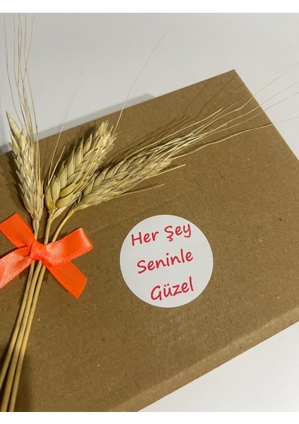 Herşey Seninle Güzel Kırmızı Yazılı Yuvarlak Yapışkanlı Etiket 5 x 5 cm 100 Adet