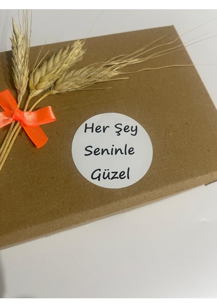 Herşey Seninle Güzel Siyah Yazılı Yuvarlak Yapışkanlı Etiket 3 x 3 cm 150 Adet