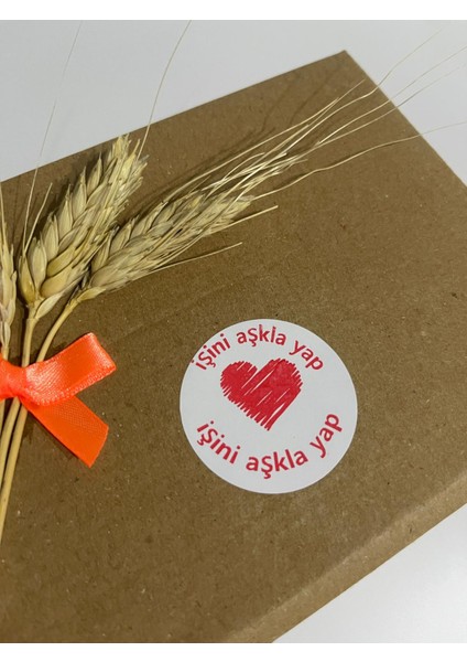 Işini Aşkla Yap Ortası Çizim Kalpli Kırmızı Yazılı Yuvarlak Yapışkanlı Etiket 5 x 5 cm 100 Adet