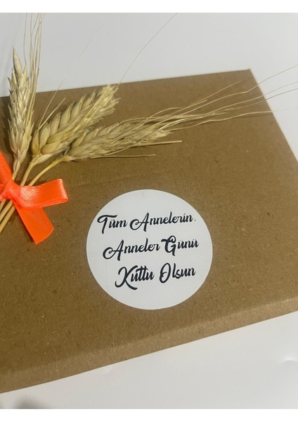 Anneler Günü Siyah Yazılı Yuvarlak Yapışkanlı Etiket 3 x 3 cm 150 Adet