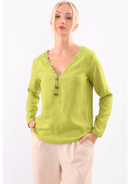 Yakası Güpürlü Önü Düğmeli Bluz