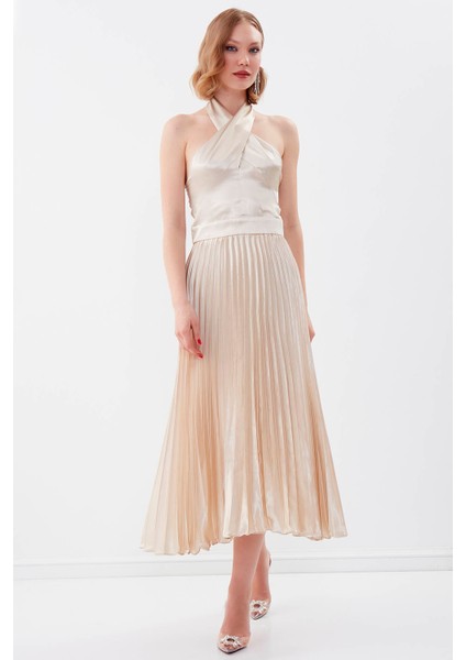 Sırt Dekolteli Boyundan Bağlamalı Piliseli Elbise