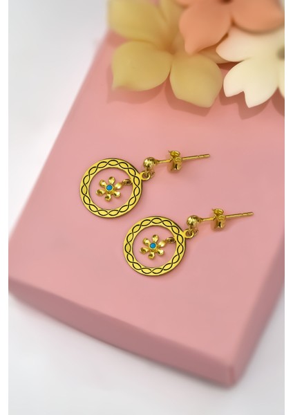 925 Ayar Gümüş Gold Kaplama Zincir Desenli Çember, Mini Papatya Sallantılı Küpe fiyatları