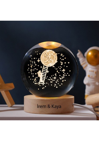 Işıklı Ahşap Kaideli Aya Çıkan Astronot Cam Küre 8cm*6cm