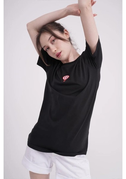 23SCTS240U Uçan Balon Nakışlı Bisiklet Yaka Siyah Tshirt modelleri