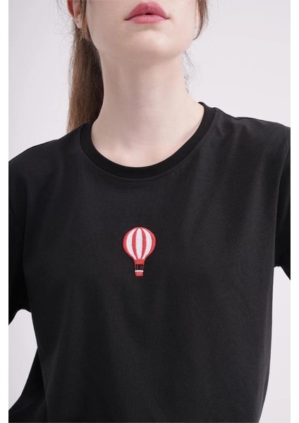 23SCTS240U Uçan Balon Nakışlı Bisiklet Yaka Siyah Tshirt fırsatları