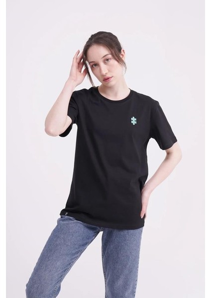 23SCTS235U Puzzle Nakışlı Bisiklet Yaka Siyah Tshirt
