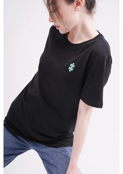 23SCTS235U Puzzle Nakışlı Bisiklet Yaka Siyah Tshirt fiyatları